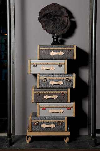 Illustration for article titled Retrotastic Furniture Made from Amazing Old Suitcases and Trunks